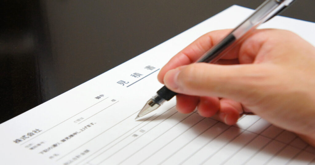 伝票のデザイン設計やレイアウトを検討している作業風景