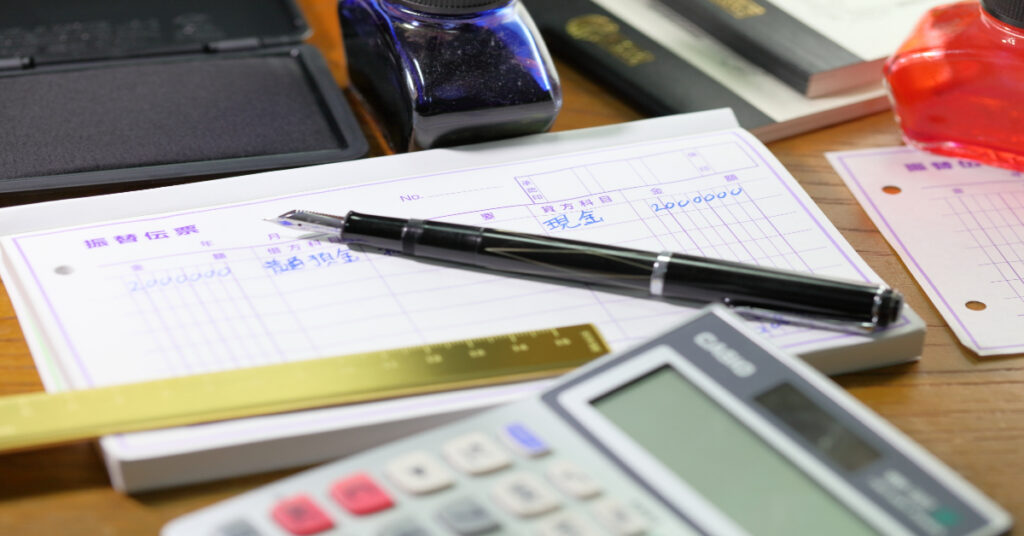 伝票の仕様を確認するチェックリストと作業風景のイメージ