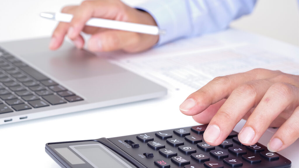 伝票印刷のコストと数量を検討しているデスクのイメージ