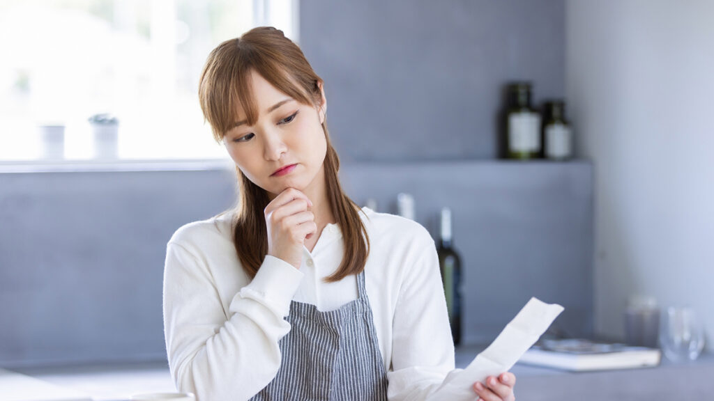 複写式領収書でどちらを渡すか迷う場面のイメージ画像